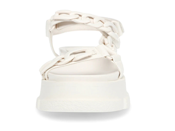 Sandalia blanca de plataforma con correas decoradas con detalles de cadena.
