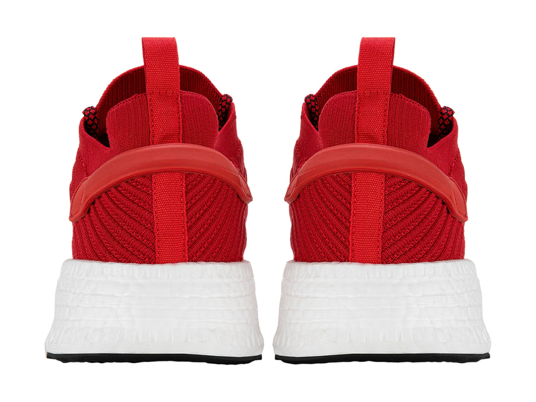 Tenis deportivos de baloncesto color rojo con suela blanca y tejido transpirable.