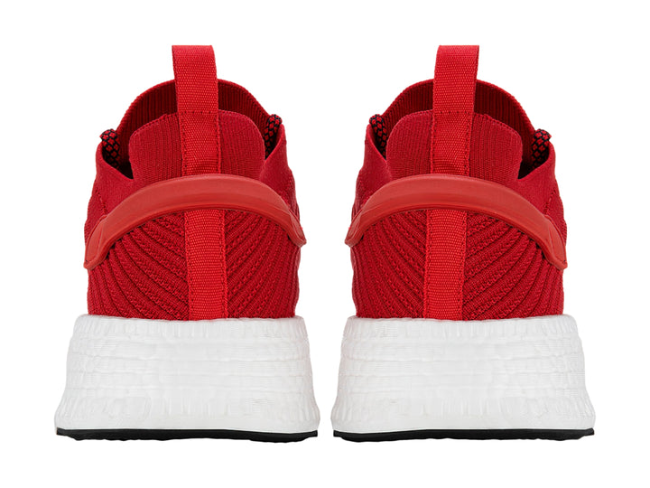 Tenis deportivos de baloncesto color rojo con suela blanca y tejido transpirable.