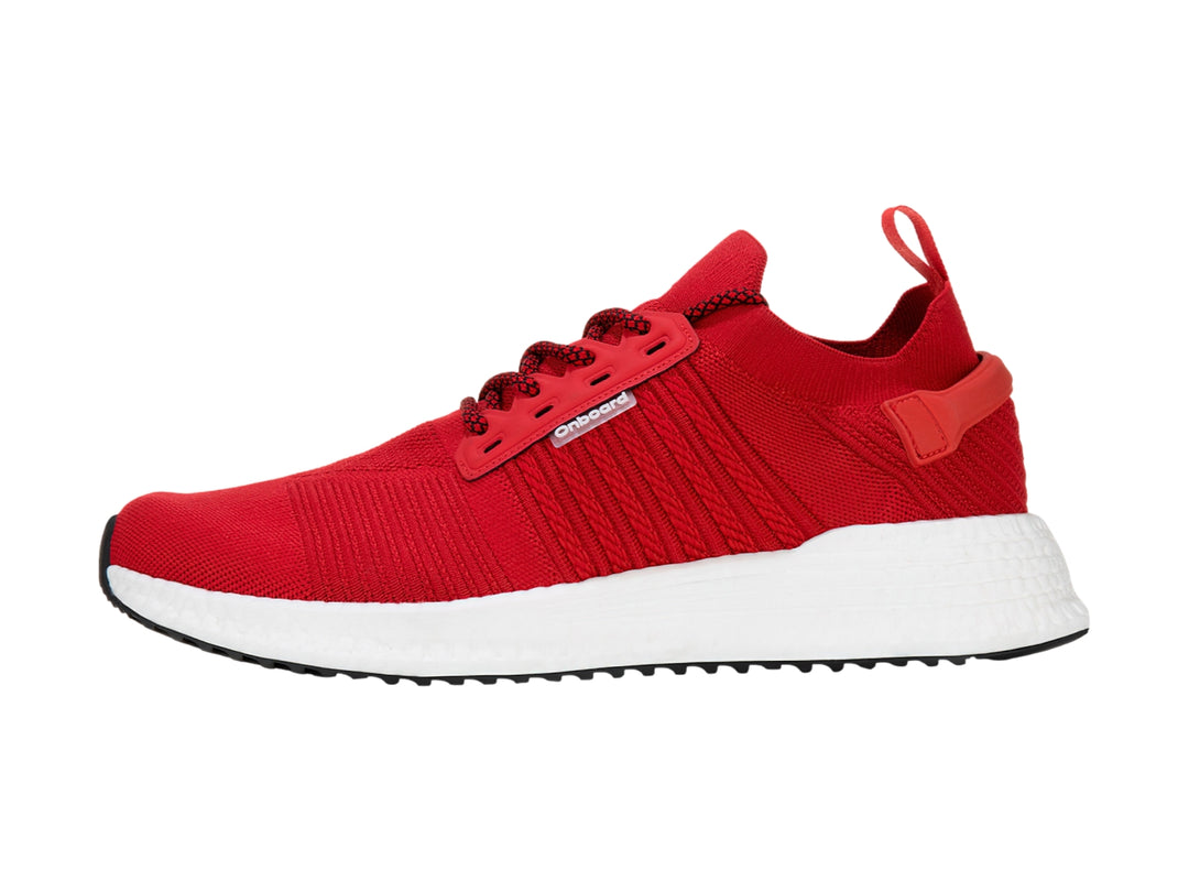 Tenis deportivos de baloncesto color rojo con suela blanca y tejido transpirable.
