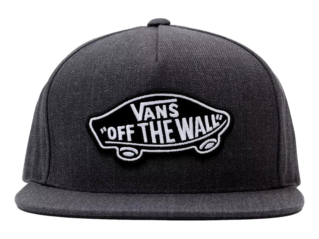 Gorra snapback Vans color gris asfalto con parche central blanco y negro que dice Off The Wall.