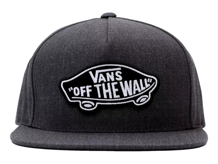 Gorra snapback Vans color gris asfalto con parche central blanco y negro que dice Off The Wall.