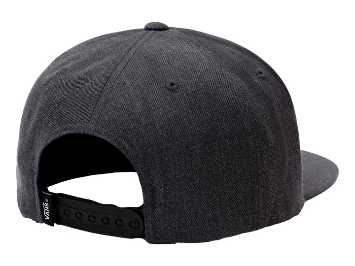 Gorra snapback Vans color gris asfalto con parche central blanco y negro que dice Off The Wall.