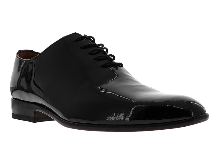 Zapato formal Oxford para hombre en color negro brillante con acabado en charol y agujetas.