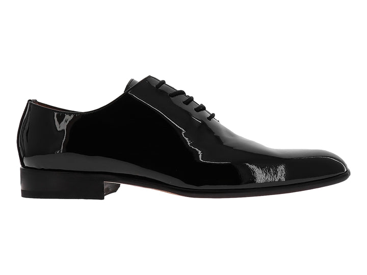Zapato formal Oxford para hombre en color negro brillante con acabado en charol y agujetas.