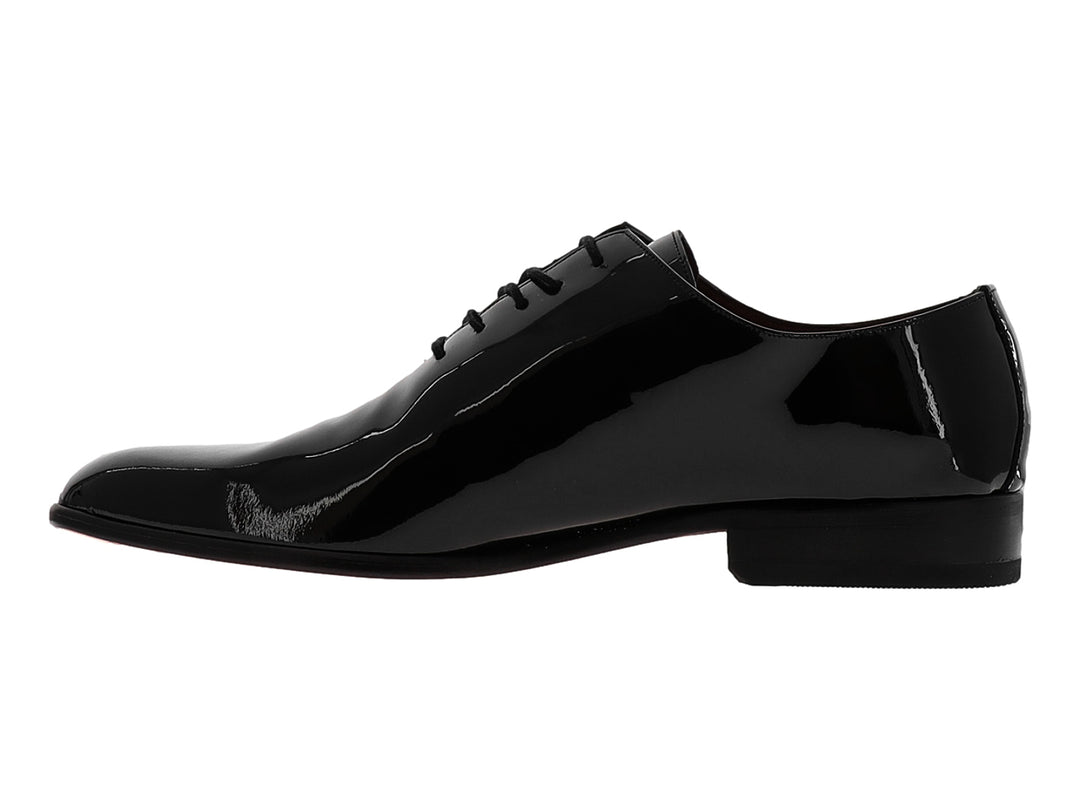 Zapato formal Oxford para hombre en color negro brillante con acabado en charol y agujetas.