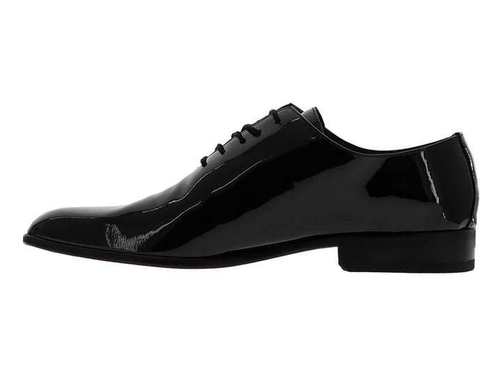 Zapato formal Oxford para hombre en color negro brillante con acabado en charol y agujetas.