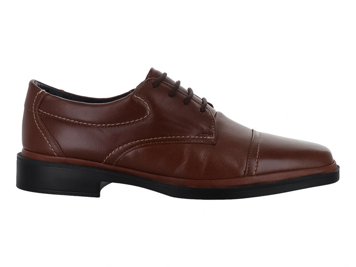 Zapato formal de cuero color caoba con cordones y suela negra.
