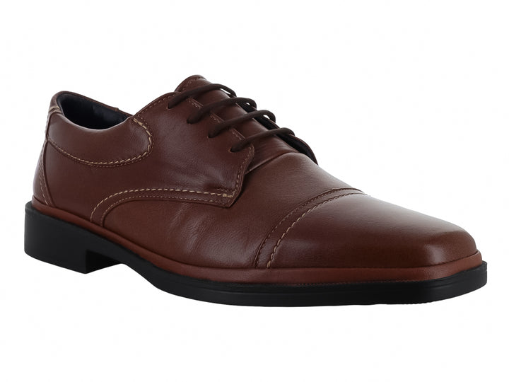 Zapato formal de cuero color caoba con cordones y suela negra.