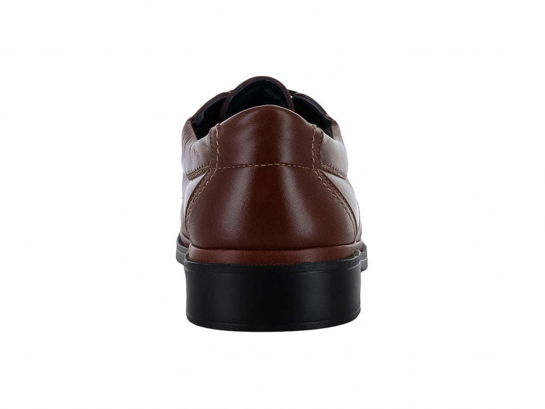 Zapato formal de cuero color caoba con cordones y suela negra.