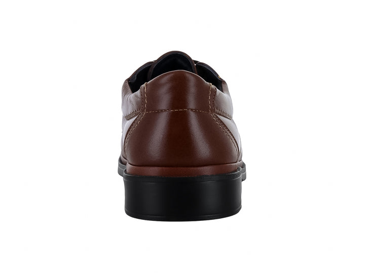 Zapato formal de cuero color caoba con cordones y suela negra.