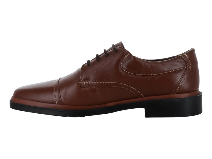 Zapato formal de cuero color caoba con cordones y suela negra.