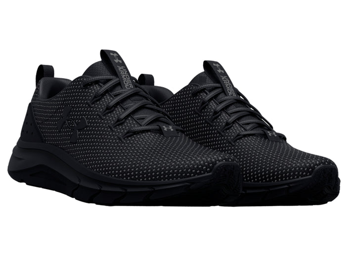 Tenis deportivos Under Armour UA Phade RN 2 en color negro total con textura de malla y suela deportiva.