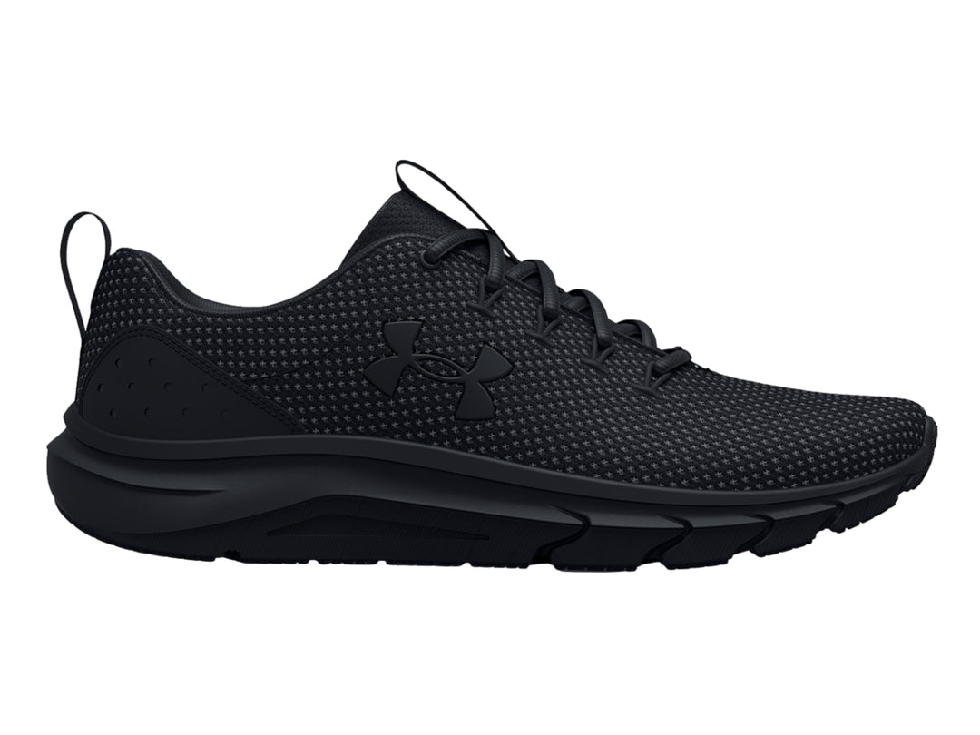Tenis deportivos Under Armour color negro total con tejido transpirable y suela gruesa.