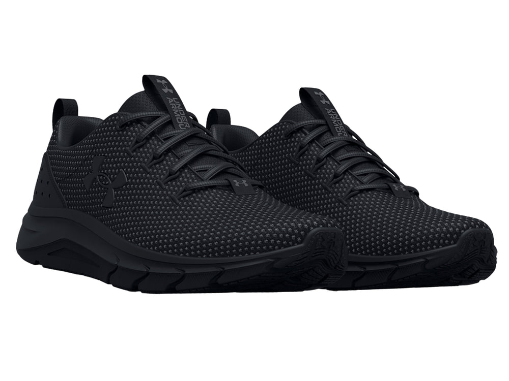 Tenis deportivos Under Armour color negro total con tejido transpirable y suela gruesa.