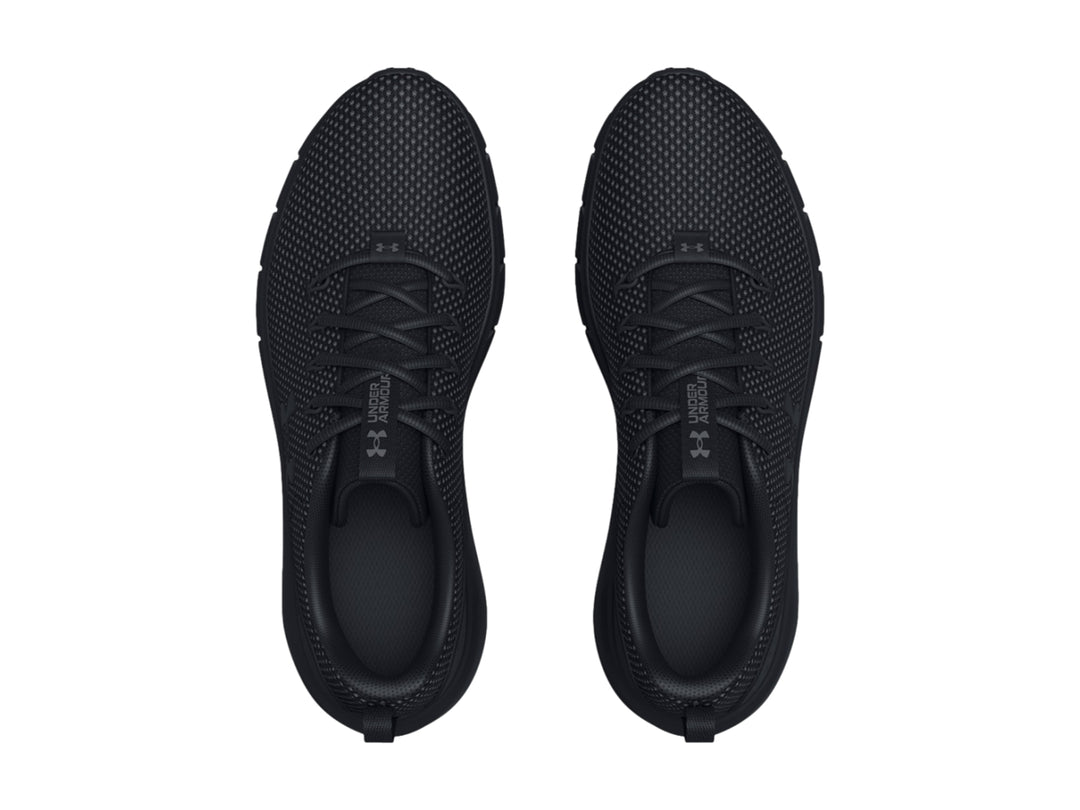 Tenis deportivos Under Armour color negro total con tejido transpirable y suela gruesa.