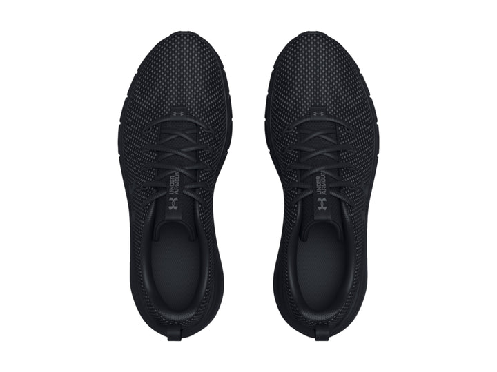 Tenis deportivos Under Armour color negro total con tejido transpirable y suela gruesa.