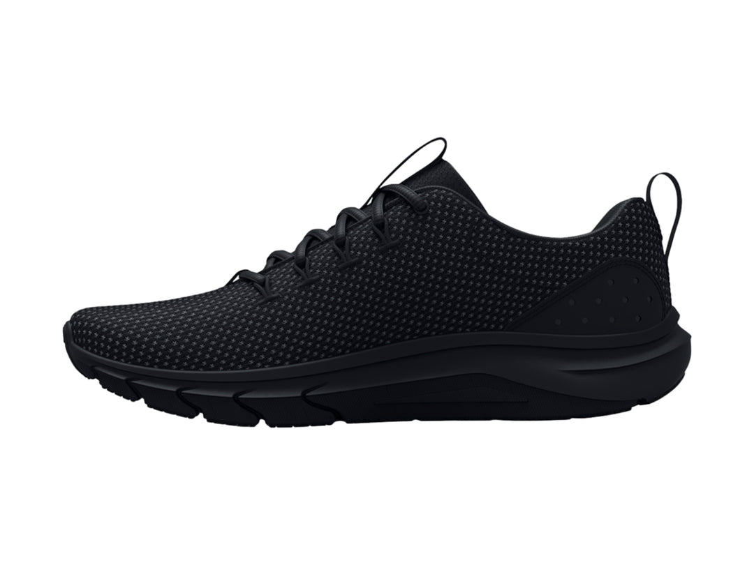 Tenis deportivos Under Armour color negro total con tejido transpirable y suela gruesa.