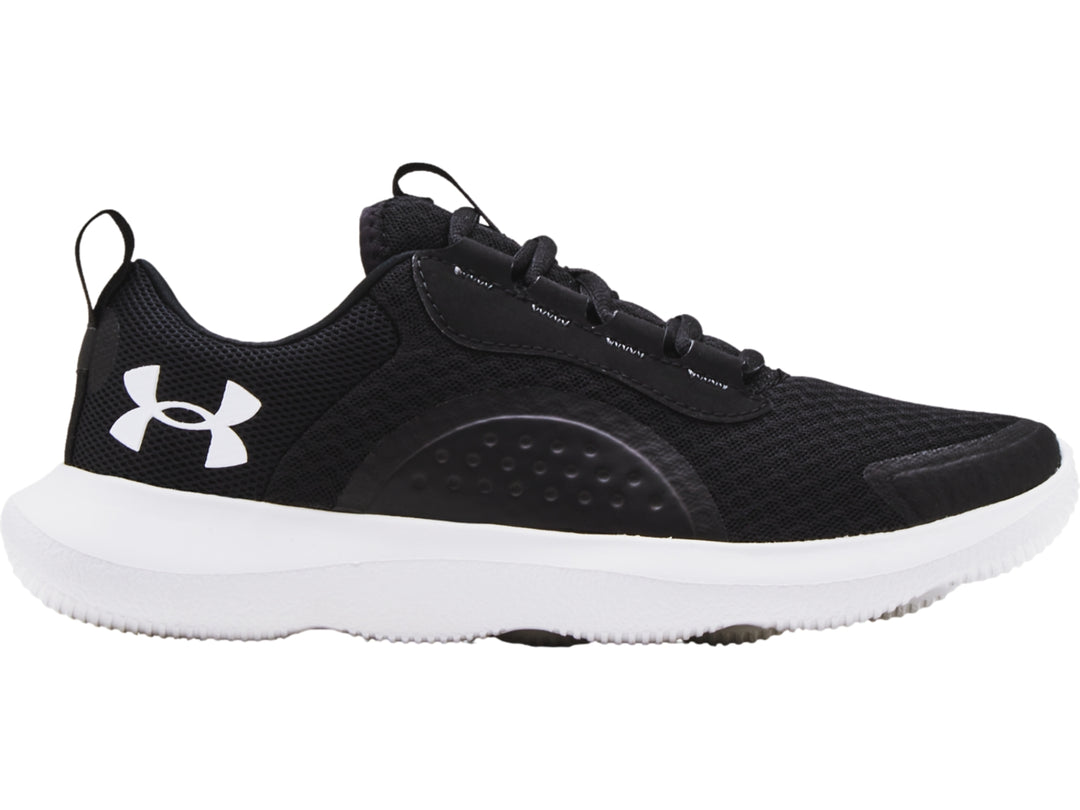 Tenis deportivos Under Armour en color negro con suela blanca y logotipo blanco en el talón.