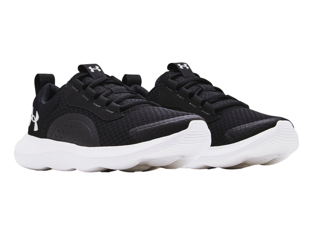 Tenis deportivos Under Armour en color negro con suela blanca y logotipo blanco en el talón.