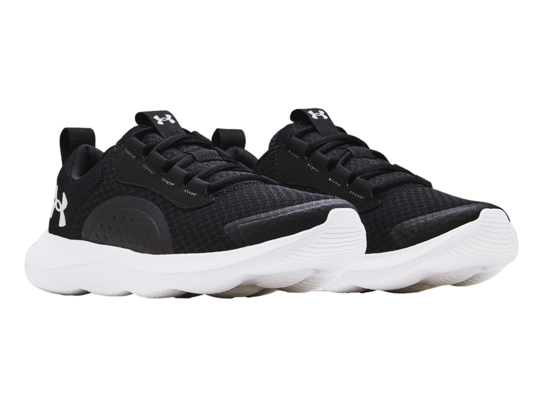 Tenis deportivos Under Armour en color negro con suela blanca y logotipo blanco en el talón.