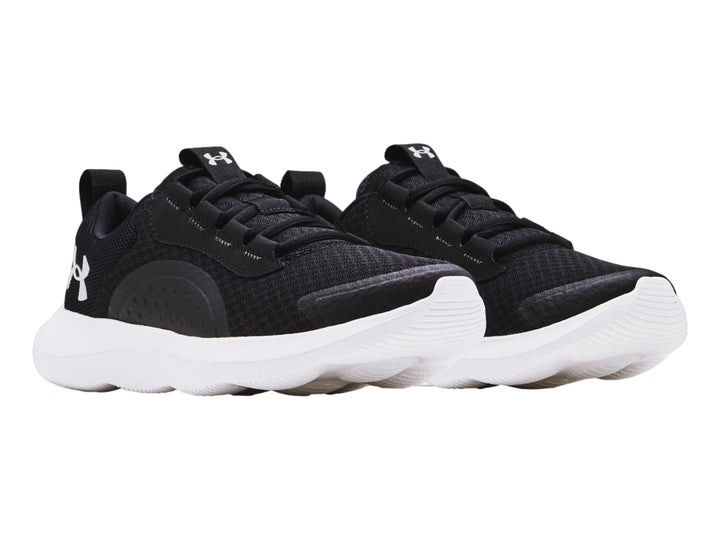 Tenis deportivos Under Armour en color negro con suela blanca y logotipo blanco en el talón.