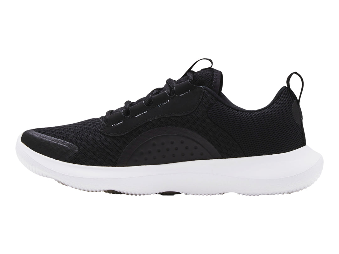 Tenis deportivos Under Armour en color negro con suela blanca y logotipo blanco en el talón.
