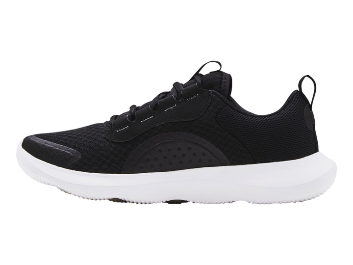 Tenis deportivos Under Armour en color negro con suela blanca y logotipo blanco en el talón.