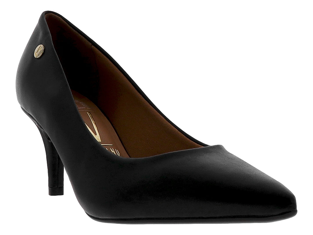 Zapato de tacón alto color negro con punta redondeada y acabado liso.