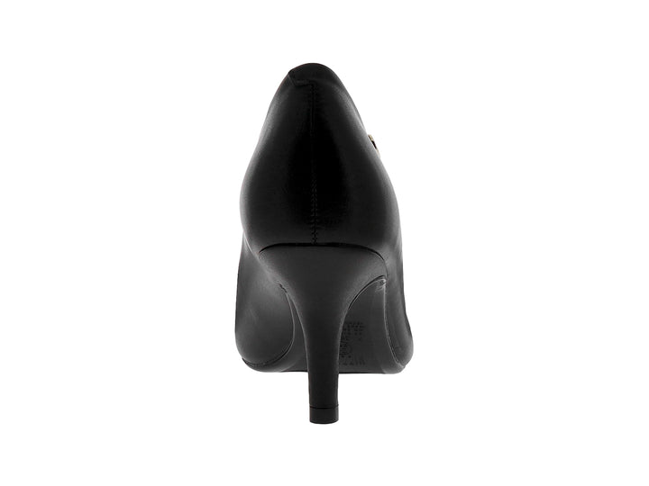 Zapato de tacón alto color negro con punta redondeada y acabado liso.