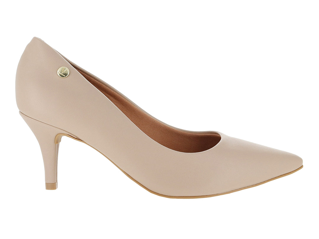 Zapatilla de tacón color beige para mujer, diseño cerrado y elegante con acabado mate.