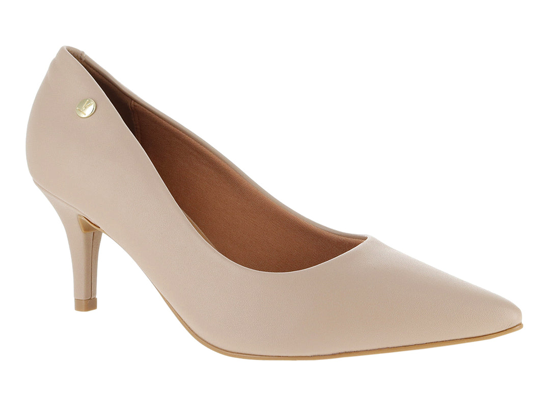 Zapatilla de tacón color beige para mujer, diseño cerrado y elegante con acabado mate.