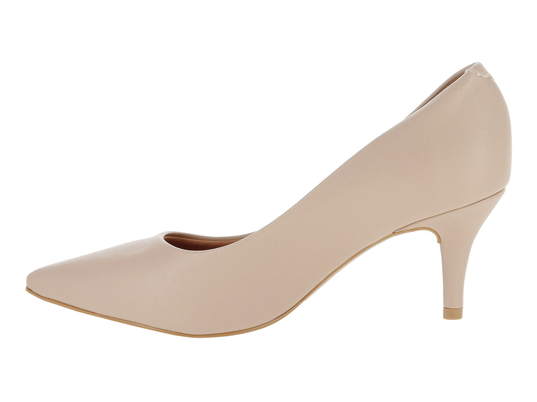 Zapatilla de tacón color beige para mujer, diseño cerrado y elegante con acabado mate.