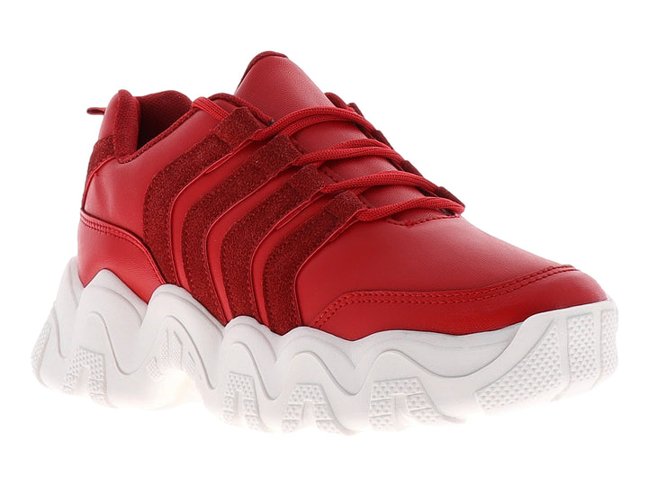 Tenis deportivos color rojo con suela blanca gruesa y diseño ondulado.