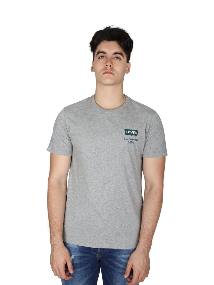 Hombre vistiendo una camiseta de manga corta color gris con logotipo de Levi&