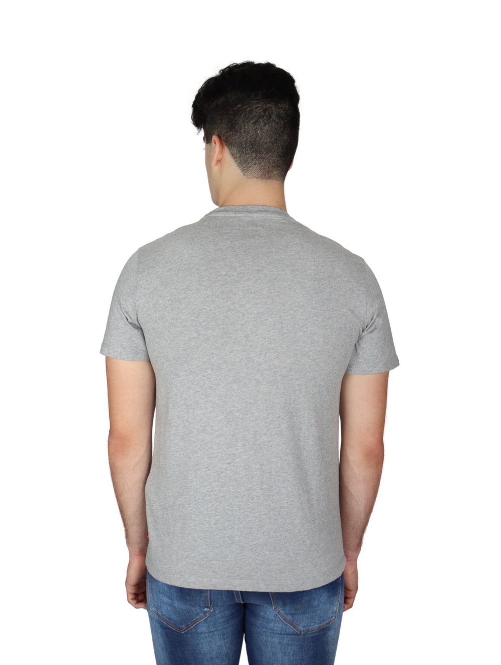 Hombre vistiendo una camiseta de manga corta color gris con logotipo de Levi's en el pecho.