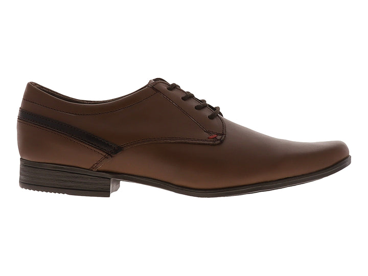 Zapato formal color café con cordones y detalle oscuro en el talón.