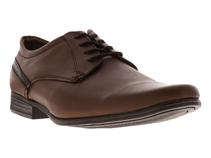 Zapato formal color café con cordones y detalle oscuro en el talón.