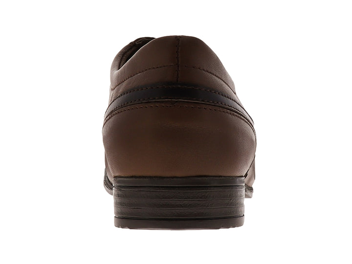 Zapato formal color café con cordones y detalle oscuro en el talón.