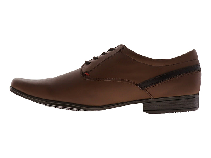 Zapato formal color café con cordones y detalle oscuro en el talón.