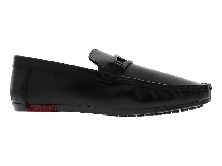 Zapato plano tipo mocasín en color negro con acabado liso.