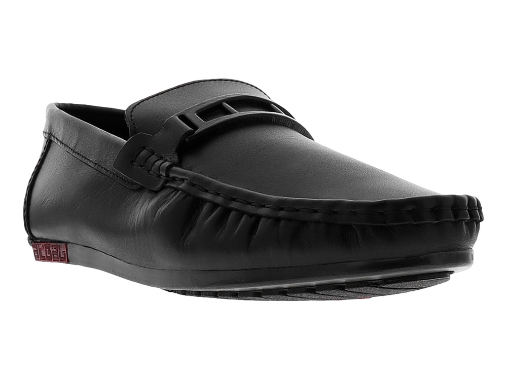 Zapato plano tipo mocasín en color negro con acabado liso.