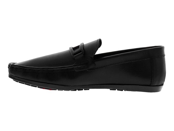 Zapato plano tipo mocasín en color negro con acabado liso.