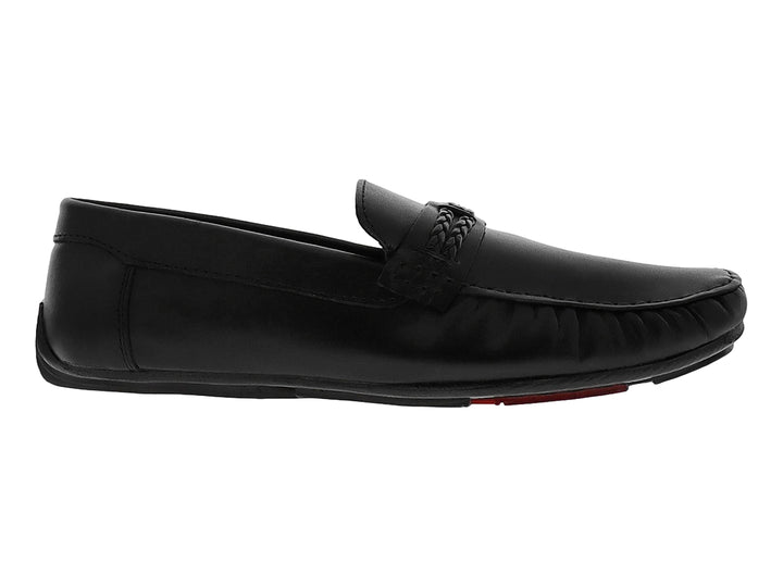 Zapato tipo mocasín color negro con detalle trenzado superior y suela roja.