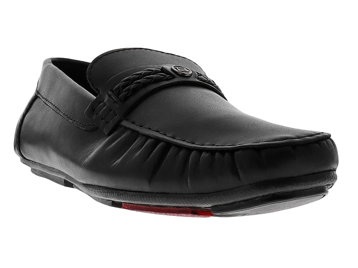 Zapato tipo mocasín color negro con detalle trenzado superior y suela roja.