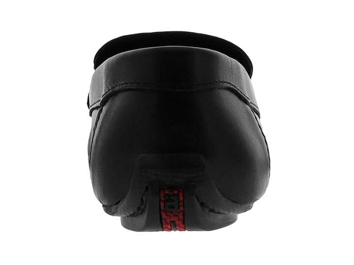 Zapato tipo mocasín color negro con detalle trenzado superior y suela roja.