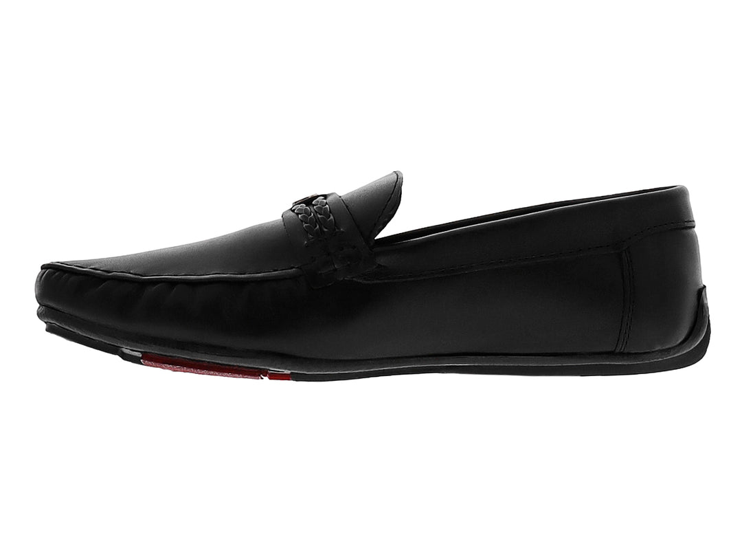 Zapato tipo mocasín color negro con detalle trenzado superior y suela roja.