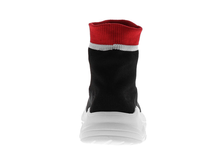 Tenis de baloncesto negros con suela blanca y detalle rojo y blanco en el tobillo.
