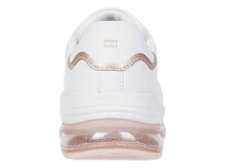 Tenis Tommy Hilfiger color blanco con detalles y suela de aire en tono rosa para mujer.