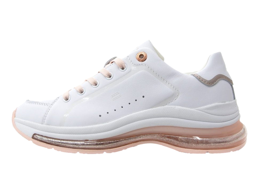 Tenis Tommy Hilfiger color blanco con detalles y suela de aire en tono rosa para mujer.